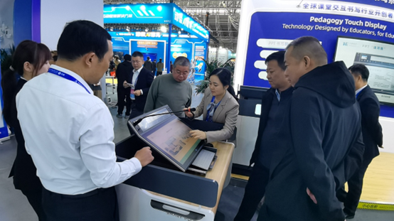 展会首日人气爆棚，华璨硬核产品矩阵引海内外聚焦